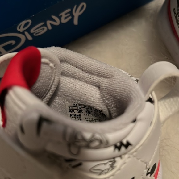 Disney edition Adidas - Picture 4 of 4